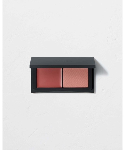 THREE（スリー）の「THREE ブロウンアウェイ ブラッシュデュオ（チーク・レディース・01 TAKE ME THERE/02 SUNSHINE DANCER/03 ROAM FREE/04 BREEZE WALKER/05 FIND THE DREAM・FREE）」の2枚目の写真