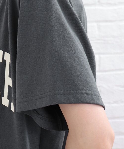 SHOO・LA・RUE(シューラルー)の「◆カレッジロゴプリントTシャツ(Tシャツ/カットソー・レディース・チャコールグレー/ホワイト系・01/02/03)」の7枚目の写真