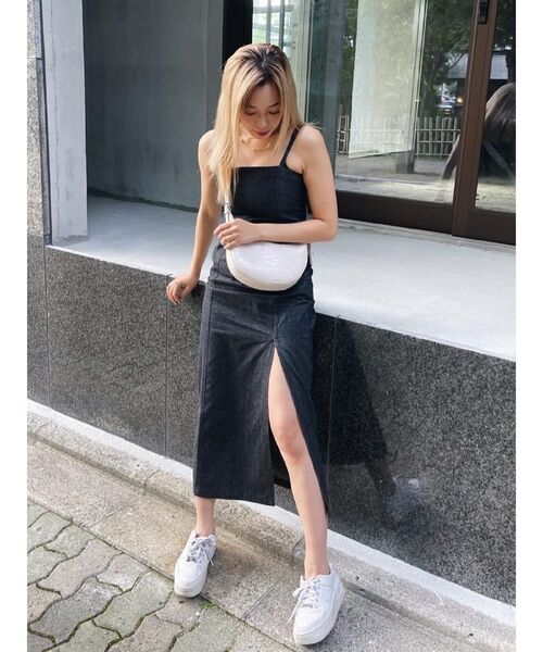 EVRIS(エヴリス)の「キャミタイトロングデニムワンピース(ワンピース・レディース・ブラック/インディゴブルー・FREE)」の3枚目の写真