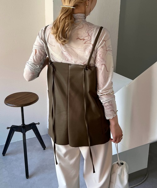 CAPRICIEUX LE'MAGE（カプリシューレマージュ）の「レザーキャミベスト（ベスト・レディース・モカ/グレイッシュベージュ・FREE）」の14枚目の写真