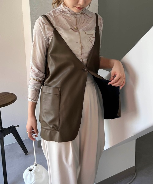 CAPRICIEUX LE'MAGE（カプリシューレマージュ）の「レザーキャミベスト（ベスト・レディース・モカ/グレイッシュベージュ・FREE）」の15枚目の写真