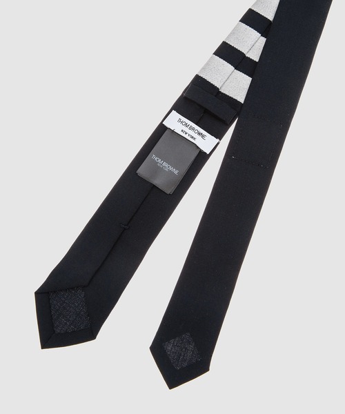 THOM BROWNE(トムブラウン)の「TIE IN 4BAR PLAIN WEAVE SUITING(ネクタイ・メンズ・ネイビー/グレー・ONE SIZE)」の3枚目の写真