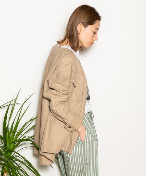 AMERICAN RAG CIE（アメリカンラグシー）の「バックデザインノーカラーミリタリージャケット（ミリタリージャケット・レディース・カーキ/ベージュ・FREE）」の20枚目の写真