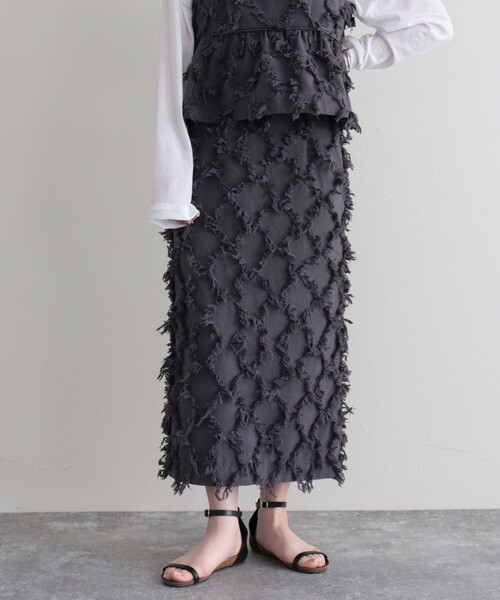 fredy emue(フレディエミュ)の「フリンジタイトスカート(スカート・レディース・オフホワイト/チャコールグレー・38/36)」の1枚目の写真