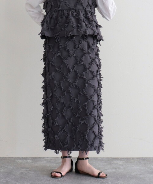 fredy emue(フレディエミュ)の「フリンジタイトスカート(スカート・レディース・オフホワイト/チャコールグレー・38/36)」の4枚目の写真