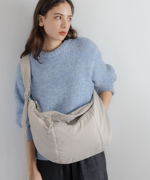 LAKOLE（ラコレ）の「クロワッサンBIGショルダー / 969649（ショルダーバッグ・レディース・ブラック/アイボリー/ピンク/ライトグレー・FREE）」の4枚目の写真