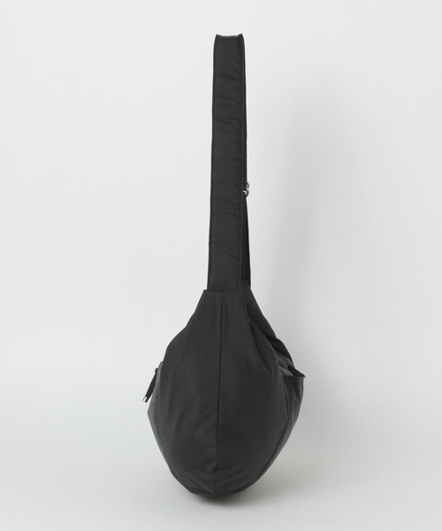 LAKOLE（ラコレ）の「クロワッサンBIGショルダー / 969649（ショルダーバッグ・レディース・ブラック/アイボリー/ピンク/ライトグレー・FREE）」の12枚目の写真