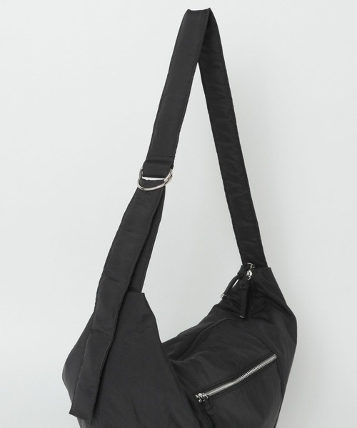 LAKOLE（ラコレ）の「クロワッサンBIGショルダー / 969649（ショルダーバッグ・レディース・ブラック/アイボリー/ピンク/ライトグレー・FREE）」の14枚目の写真