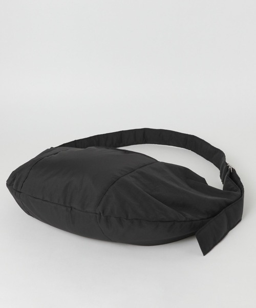 LAKOLE（ラコレ）の「クロワッサンBIGショルダー / 969649（ショルダーバッグ・レディース・ブラック/アイボリー/ピンク/ライトグレー・FREE）」の15枚目の写真