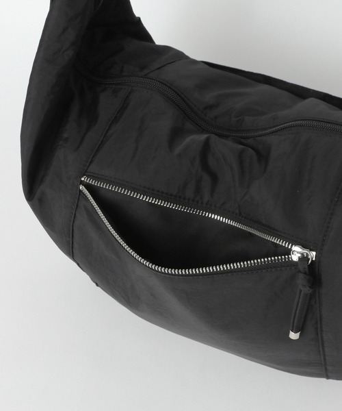 LAKOLE（ラコレ）の「クロワッサンBIGショルダー / 969649（ショルダーバッグ・レディース・ブラック/アイボリー/ピンク/ライトグレー・FREE）」の17枚目の写真