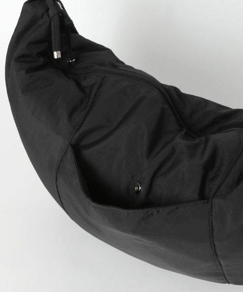 LAKOLE（ラコレ）の「クロワッサンBIGショルダー / 969649（ショルダーバッグ・レディース・ブラック/アイボリー/ピンク/ライトグレー・FREE）」の18枚目の写真