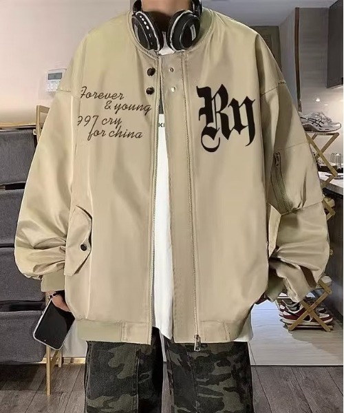 Burner（バーナー）の「【OKUOKU　0909】ロゴ入り オーバーシルエット MA-1 ブルゾン oku-outer-731477918191-48 MC（MA-1・メンズ・ブラック/ベージュ/カーキ・L/M/XL）」の7枚目の写真