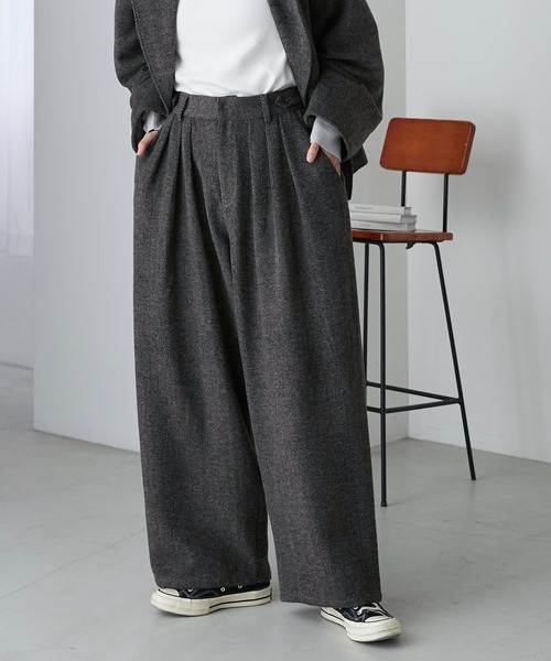 forksy.(フォルクシー)の「【forksy.】3タックヘリンボーンボリュームパンツ(その他パンツ・レディース・ダークブラウン/ブラック・M/L)」の2枚目の写真