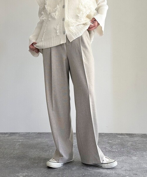 fredy emue（フレディエミュ）の「【入卒/セレモニー】ソフトシャークスキン タックスラックスパンツ（スラックス・レディース・ベージュ/ブラック/ネイビー・36/38）」の2枚目の写真