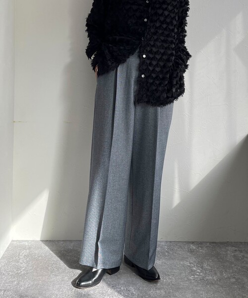 fredy emue（フレディエミュ）の「【入卒/セレモニー】ソフトシャークスキン タックスラックスパンツ（スラックス・レディース・ベージュ/ブラック/ネイビー・36/38）」の3枚目の写真