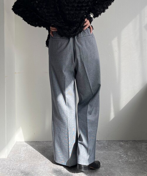 fredy emue（フレディエミュ）の「【入卒/セレモニー】ソフトシャークスキン タックスラックスパンツ（スラックス・レディース・ベージュ/ブラック/ネイビー・36/38）」の10枚目の写真