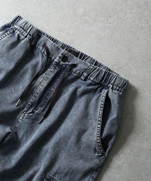 ZIP FIVE（ジップファイブ）の「【ZIP FIVE】 ヴィンテージライク ケミカル ウォッシュ デニム 裾ドローコード バルーン カーゴパンツ（カーゴパンツ・メンズ・ブラック/ブルー・LARGE/MEDIUM）」の11枚目の写真
