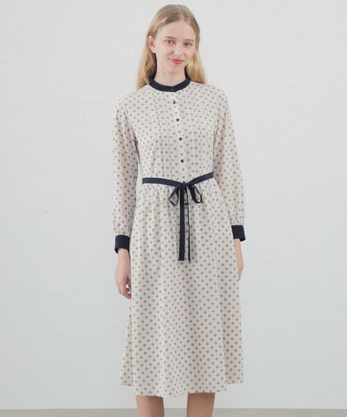 MACKINTOSH PHILOSOPHY(マッキントッシュ フィロソフィー)の「ラッケンブースプリントバンドカラーワンピース(ワンピース・レディース・ホワイト系その他/ダークネイビー・38/36)」の1枚目の写真
