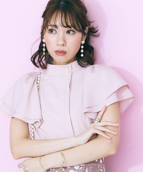 marun（マルン）の「＜大きいサイズ＞ スタンドカラーフレアブラウス marun（シャツ/ブラウス・レディース・ピンクベージュ/サックスブルー/オフホワイト・4L/5L/L/LL/3L）」の3枚目の写真