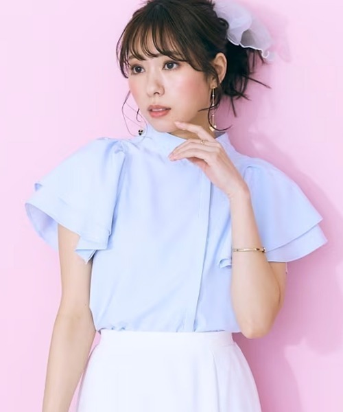 marun（マルン）の「＜大きいサイズ＞ スタンドカラーフレアブラウス marun（シャツ/ブラウス・レディース・ピンクベージュ/サックスブルー/オフホワイト・4L/5L/L/LL/3L）」の2枚目の写真