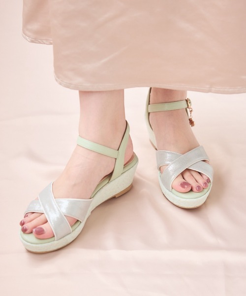 JELLY BEANS（ジェリービーンズ）の「2WAYチャーム付きストラップウエッジサンダル<ふわさら>(204-32969)JELLY BEANS(ジェリービーンズ)（サンダル・レディース・ライトグリーン/ブラック/ライトベージュ・L/M/S/SS/LL）」の3枚目の写真