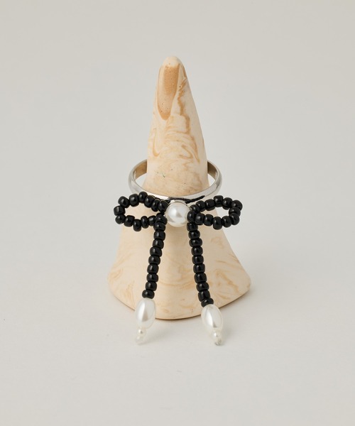 ANU（アヌ）の「ribbon beads ring - リボンビーズリング（リング・レディース・ブラック/ホワイト・FREE）」の2枚目の写真