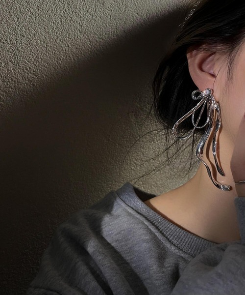 LA VORAGINE(ラ ヴォラジネ)の「蝶々リボンピアス(ピアス(両耳用)・レディース・シルバー・FREE)」の7枚目の写真