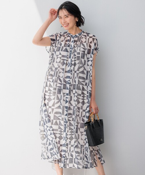23区 L(ニジュウサンクオオキイサイズ)の「【洗える】Ratti ウォールプリント ワンピース(ワンピース・レディース・ダークブラウン系5/ブラック系5・48/46/44)」の2枚目の写真