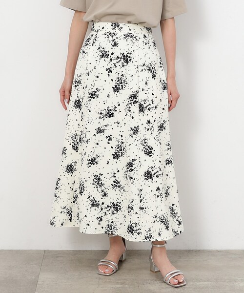 OPAQUE.CLIP（オペークドットクリップ）の「◆フラワープリント ナローフレアスカート【洗濯機洗い可/イージーケア】（スカート・レディース・イエロー系/ホワイト系3・40/38/42）」の2枚目の写真
