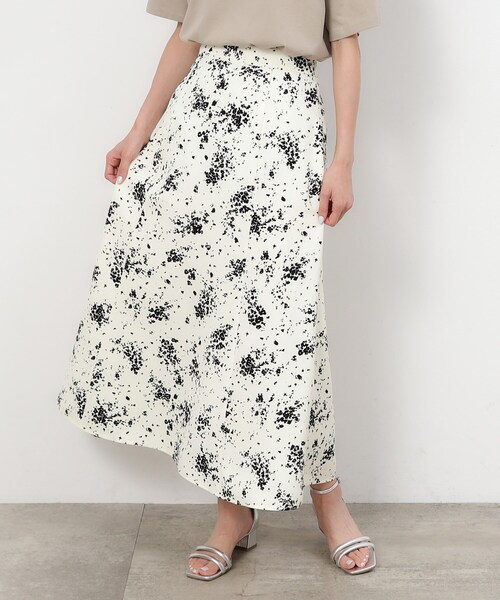 OPAQUE.CLIP（オペークドットクリップ）の「◆フラワープリント ナローフレアスカート【洗濯機洗い可/イージーケア】（スカート・レディース・イエロー系/ホワイト系3・40/38/42）」の3枚目の写真