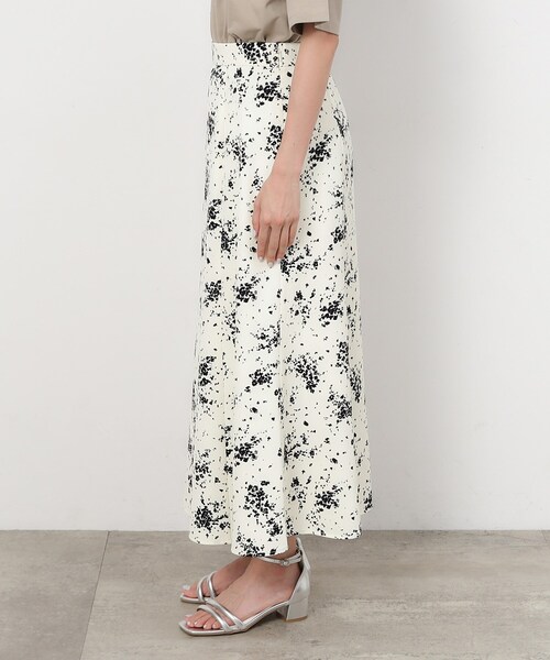 OPAQUE.CLIP（オペークドットクリップ）の「◆フラワープリント ナローフレアスカート【洗濯機洗い可/イージーケア】（スカート・レディース・イエロー系/ホワイト系3・40/38/42）」の12枚目の写真