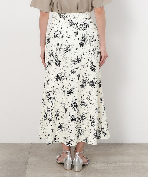 OPAQUE.CLIP（オペークドットクリップ）の「◆フラワープリント ナローフレアスカート【洗濯機洗い可/イージーケア】（スカート・レディース・イエロー系/ホワイト系3・40/38/42）」の13枚目の写真