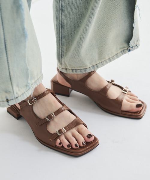 MERLOT(メルロー)の「スクエアトゥトリプルベルトサンダル(サンダル・レディース・ブラウン/ブラック・SMALL/MEDIUM/LARGE)」の1枚目の写真