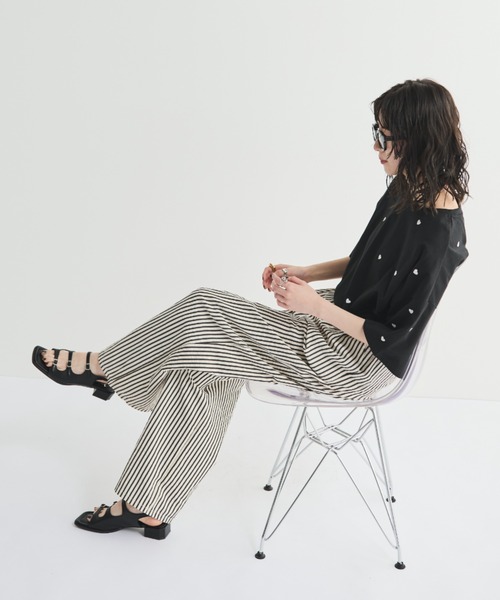 MERLOT(メルロー)の「スクエアトゥトリプルベルトサンダル(サンダル・レディース・ブラウン/ブラック・SMALL/MEDIUM/LARGE)」の8枚目の写真