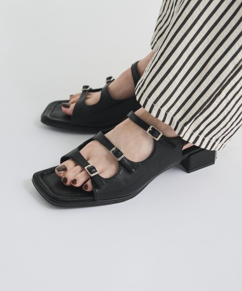 MERLOT(メルロー)の「スクエアトゥトリプルベルトサンダル(サンダル・レディース・ブラウン/ブラック・SMALL/MEDIUM/LARGE)」の6枚目の写真