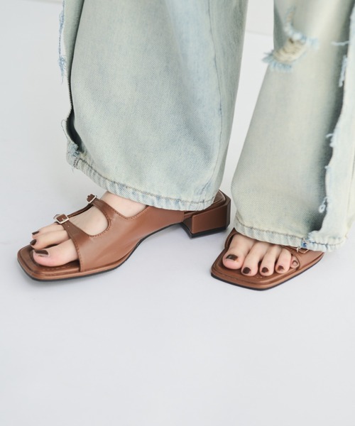 MERLOT(メルロー)の「スクエアトゥトリプルベルトサンダル(サンダル・レディース・ブラウン/ブラック・SMALL/MEDIUM/LARGE)」の4枚目の写真
