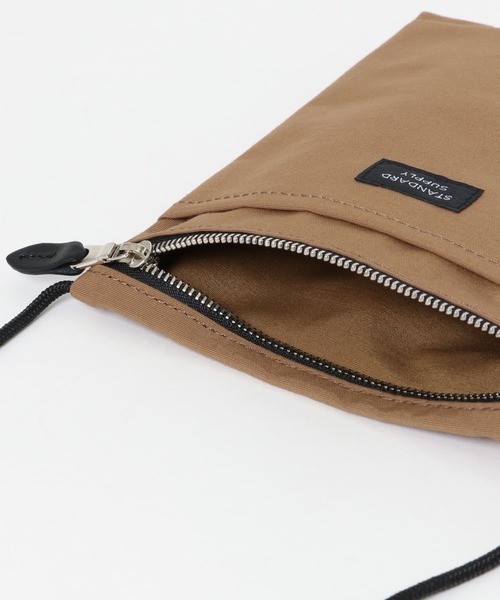 STANDARD SUPPLY(スタンダードサプライ)の「『別注』STANDARD SUPPLY×DOORS SLING PURSE M/L(ショルダーバッグ・メンズ・ダークグレー/ブルー/ネイビー/グリーン/レッド/ブラック/グレー/ライトブラウン/ゴールド/パープル/ベージュ・ONE)」の22枚目の写真