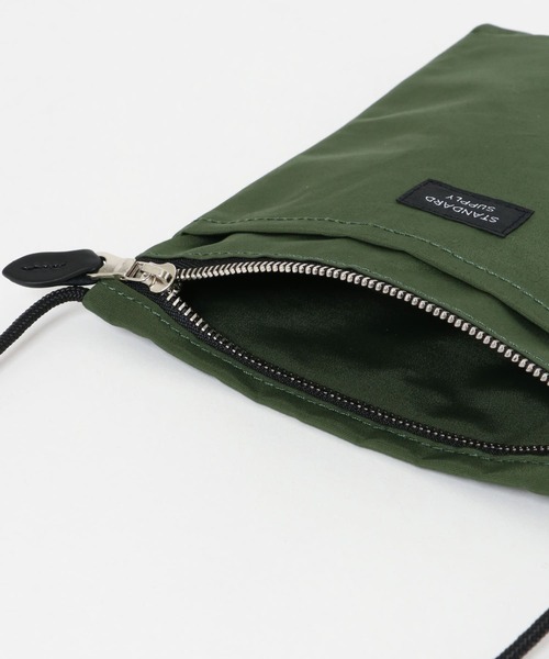 STANDARD SUPPLY(スタンダードサプライ)の「『別注』STANDARD SUPPLY×DOORS SLING PURSE M/L(ショルダーバッグ・メンズ・ダークグレー/ブルー/ネイビー/グリーン/レッド/ブラック/グレー/ライトブラウン/ゴールド/パープル/ベージュ・ONE)」の13枚目の写真