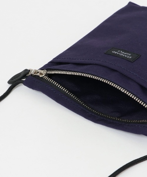 STANDARD SUPPLY(スタンダードサプライ)の「『別注』STANDARD SUPPLY×DOORS SLING PURSE M/L(ショルダーバッグ・メンズ・ダークグレー/ブルー/ネイビー/グリーン/レッド/ブラック/グレー/ライトブラウン/ゴールド/パープル/ベージュ・ONE)」の14枚目の写真