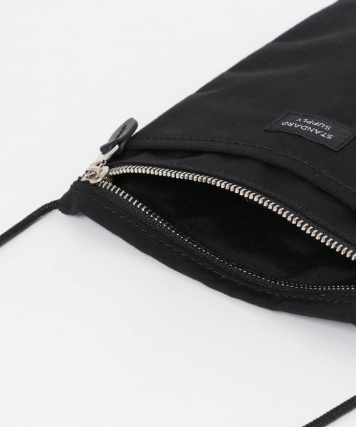 STANDARD SUPPLY(スタンダードサプライ)の「『別注』STANDARD SUPPLY×DOORS SLING PURSE M/L(ショルダーバッグ・メンズ・ダークグレー/ブルー/ネイビー/グリーン/レッド/ブラック/グレー/ライトブラウン/ゴールド/パープル/ベージュ・ONE)」の17枚目の写真