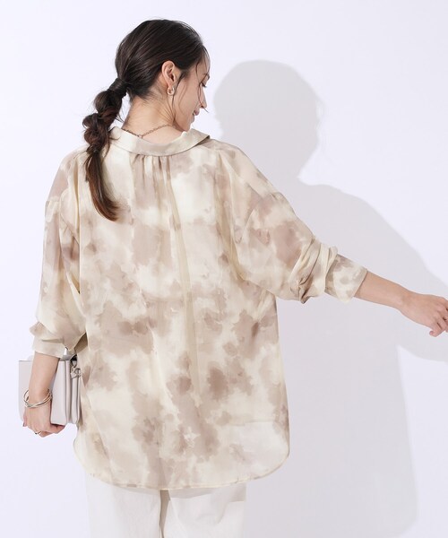 Cutie Blonde（キューティーブロンド）の「◆【洗える】大人の雰囲気を放つ　ぼかし柄シアーシャツ（シャツ/ブラウス・レディース・ベージュ系/ピンク系5/ブラック系・02/03/04）」の5枚目の写真