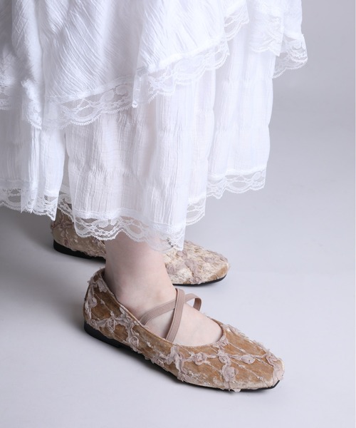 shoes365(シューズスリーシックスファイヴ)の「【shoes365】立体花デザインのパンプス(パンプス・レディース・オフホワイト/ブラック/ブラウン/グリーン・22.5cm/23.0cm/23.5cm/24.0cm/24.5cm)」の1枚目の写真