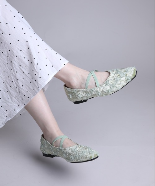 shoes365(シューズスリーシックスファイヴ)の「【shoes365】立体花デザインのパンプス(パンプス・レディース・オフホワイト/ブラック/ブラウン/グリーン・22.5cm/23.0cm/23.5cm/24.0cm/24.5cm)」の4枚目の写真