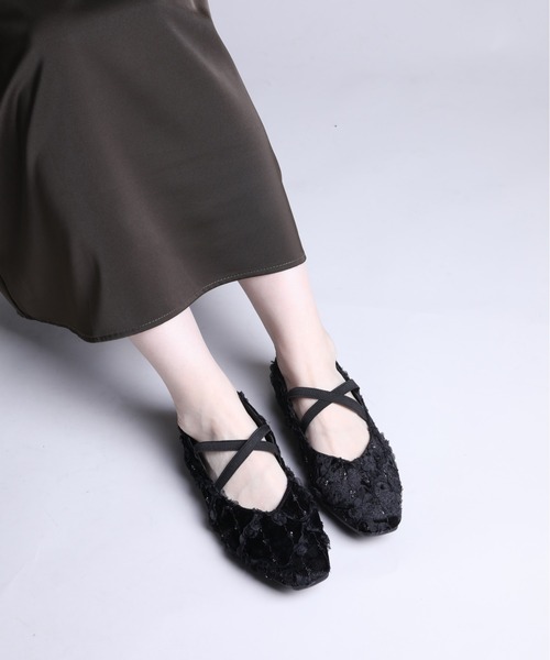 shoes365(シューズスリーシックスファイヴ)の「【shoes365】立体花デザインのパンプス(パンプス・レディース・オフホワイト/ブラック/ブラウン/グリーン・22.5cm/23.0cm/23.5cm/24.0cm/24.5cm)」の3枚目の写真