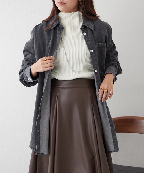 continuer de NICE CLAUP(コンティニューデナイスクラップ)の「【秋の定番アイテム】デニムシャツ(シャツ/ブラウス・レディース・ケミカルウォッシュ/ブラック・FREE)」の1枚目の写真
