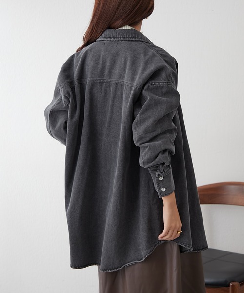 continuer de NICE CLAUP(コンティニューデナイスクラップ)の「【秋の定番アイテム】デニムシャツ(シャツ/ブラウス・レディース・ケミカルウォッシュ/ブラック・FREE)」の15枚目の写真