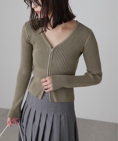 FREE'S MART(フリーズマート)の「◇フロントジップリブVネックニット(ニット/セーター・レディース・カーキ/グレー/ホワイト/ピンク・FREE)」の1枚目の写真