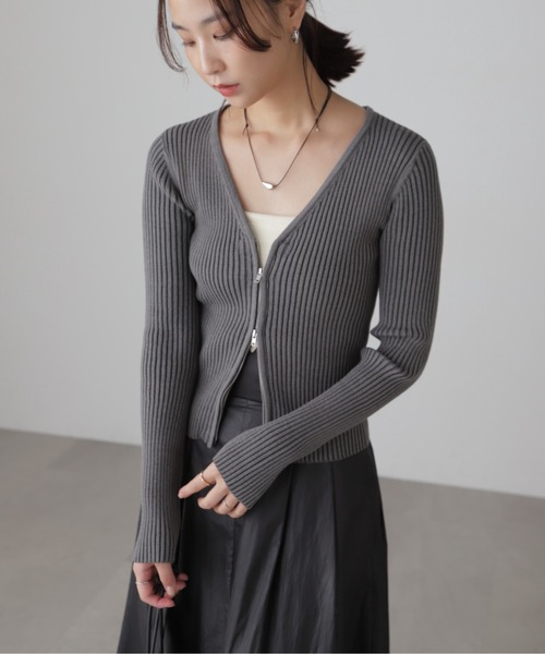 FREE'S MART(フリーズマート)の「◇フロントジップリブVネックニット(ニット/セーター・レディース・カーキ/グレー/ホワイト/ピンク・FREE)」の11枚目の写真