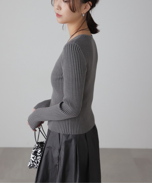 FREE'S MART(フリーズマート)の「◇フロントジップリブVネックニット(ニット/セーター・レディース・カーキ/グレー/ホワイト/ピンク・FREE)」の12枚目の写真