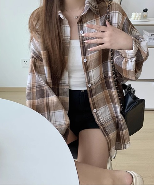 by LEGNA(バイレグナ)の「『欲しい』が見つかる圧倒的なバリエーション。オーバーサイズチェックシャツ(シャツ/ブラウス・レディース・ブラック/ピンク/グリーン/ベージュ/イエロー/ミント/オレンジ/グレー/オレンジ系その他/レモンイエロー/ライトピンク/ブルー/ライトイエロー/ブラウン・FREE)」の4枚目の写真